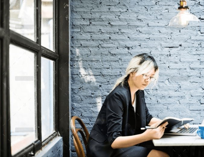 Asian Businesswoman Laptop Planning Strategy PQFT2HE@2x